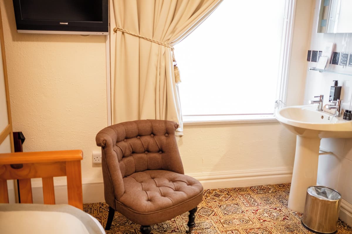 Premium bedding, desk, iron/ironing board, free wired Internet