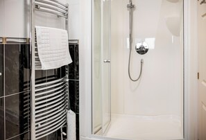 Habitación doble superior (3rd Floor) | Baño | Regadera, secadora de cabello, toallas, jabón 