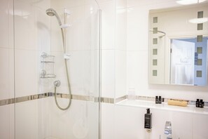 Chambre Standard, vue sur la mer (4th Floor) | Literie de qualité, bureau, fer et planche à repasser
