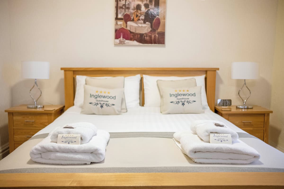 Premium bedding, desk, iron/ironing board, free wired Internet