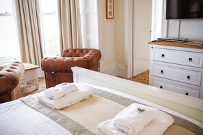 Deluxe driepersoonskamer, uitzicht op zee (1st Floor) | Luxe beddengoed, een bureau, een strijkplank/strijkijzer