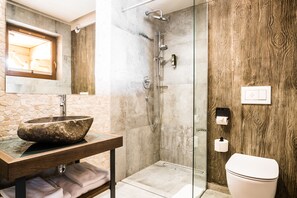Quarto casal clássico | Banheiro | Chuveiro, produtos de toalete grátis, secador de cabelo 