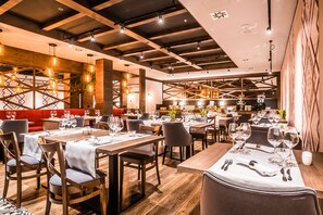 Petit déjeuner, déjeuner et dîner servis sur place