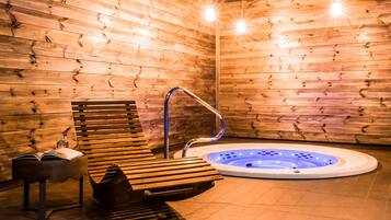 Indoor spa tub