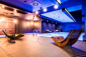 Piscine couverte, chaises longues