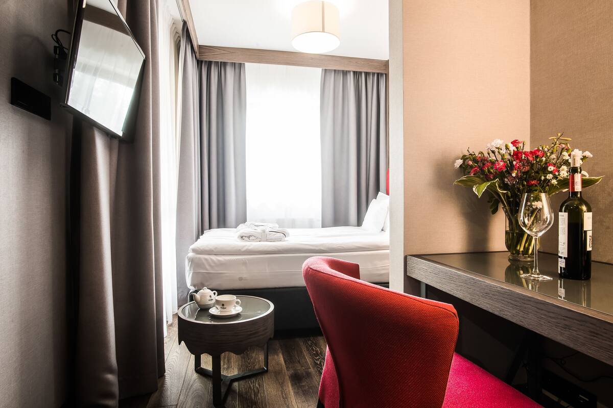 Klassieke tweepersoonskamer | Een kluis op de kamer, verduisterende gordijnen, gratis wifi, beddengoed