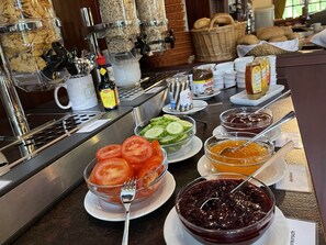 Free daily buffet breakfast - Hotel Garni Cafe im Hamm (Zell (Mosel))