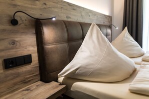 Junior Suite, Balcony | In-room safe, soundproofing, free WiFi, bed sheets - Hotel Garni Cafe im Hamm (Zell (Mosel))