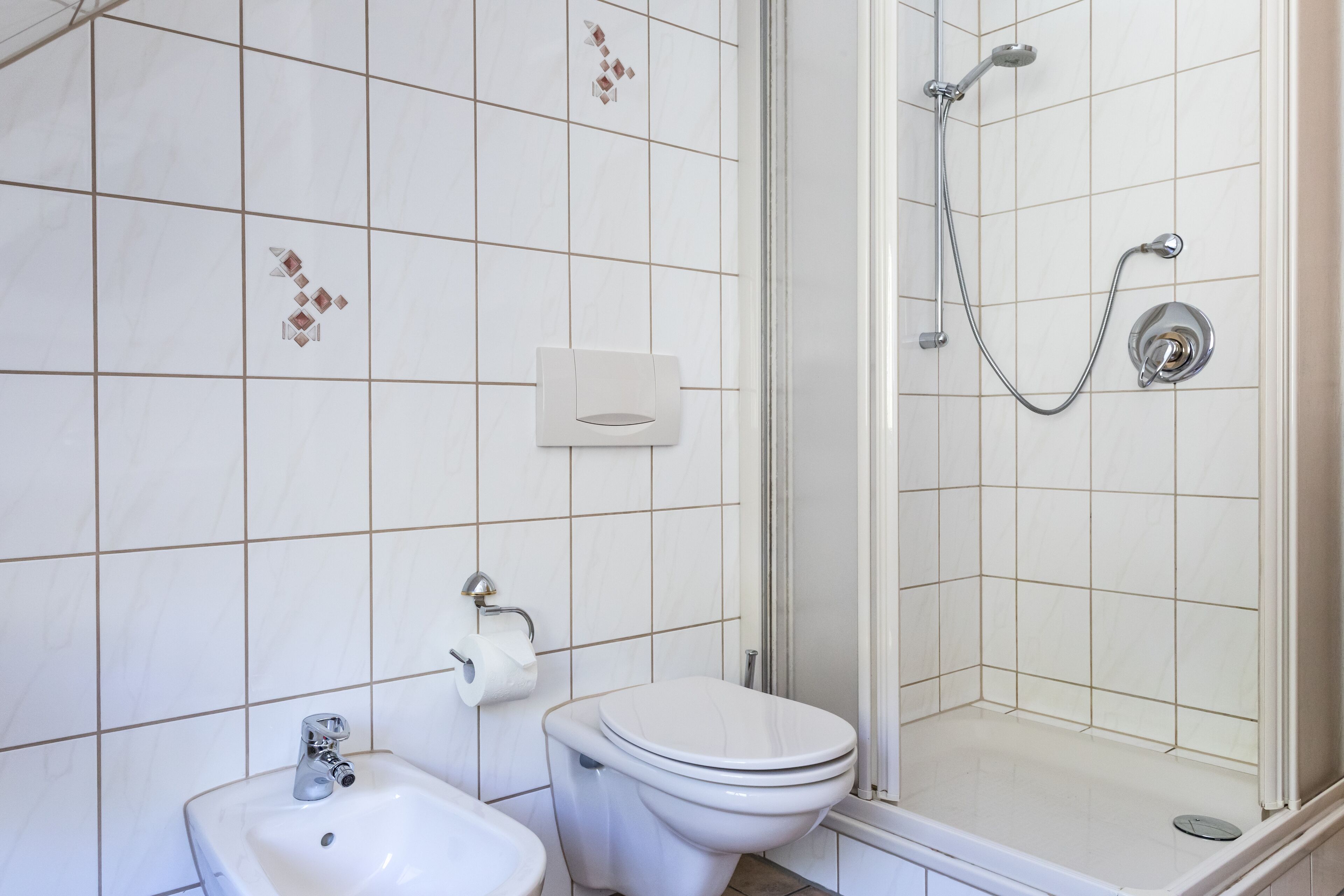 junior suite, balcony | bathroom | shower, hair dryer, towels