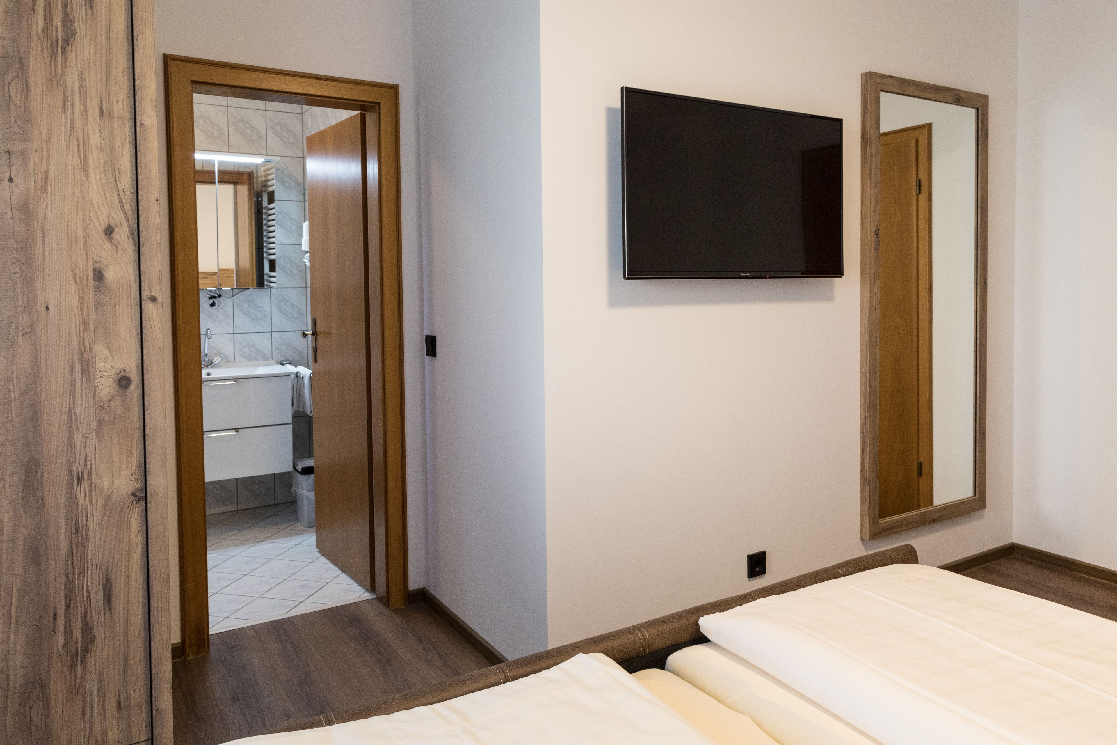 deluxe double room, balcony | television