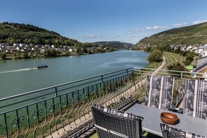 Junior Suite, Balcony | Water view - Hotel Garni Cafe im Hamm (Zell (Mosel))