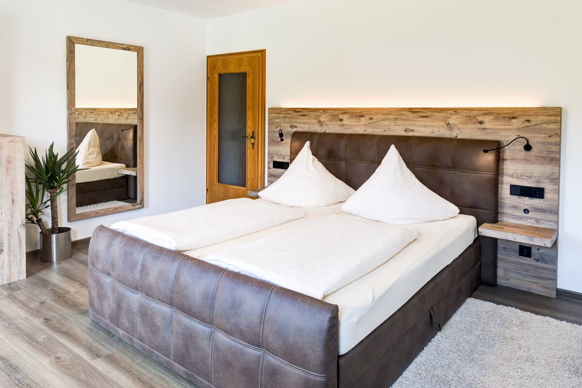 Deluxe tweepersoonskamer, balkon, uitzicht op rivier | Een kluis op de kamer, geluiddichte muren, gratis wifi, beddengoed