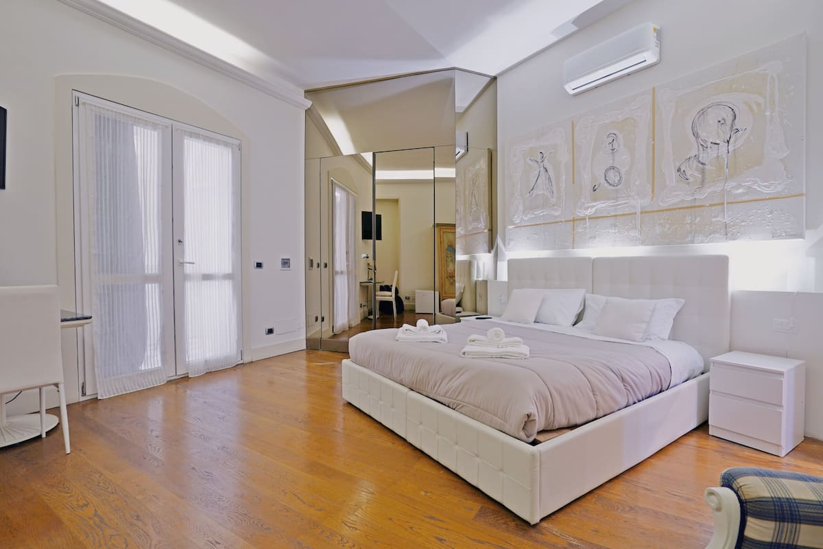 Ropa de cama de alta calidad, minibar y decoración personalizada