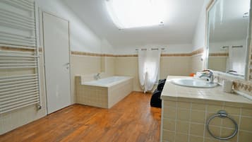 Studio Suite Junior | Phòng tắm | Đồ dùng nhà tắm miễn phí, máy sấy tóc, dép đi trong nhà