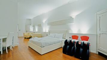 Une chambre d’hôtel moderne équipée d’un grand lit, d’un bureau, d’une chaise et d’un fauteuil de massage.