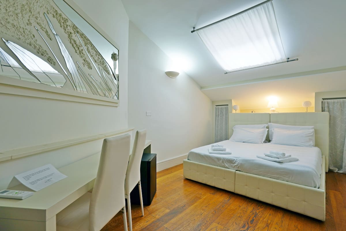 Ropa de cama de alta calidad, minibar y decoración personalizada