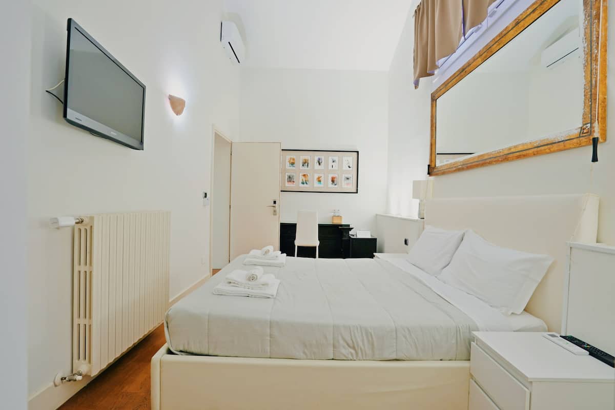 Ropa de cama de alta calidad, minibar y decoración personalizada