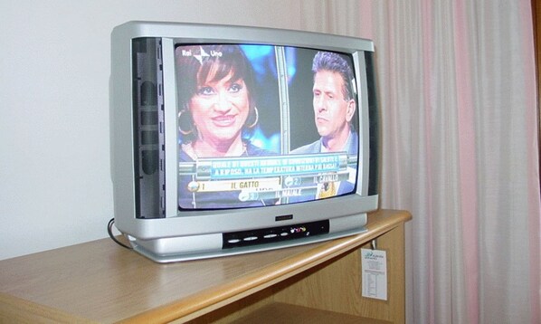 Uma televisão sobre um suporte de madeira.