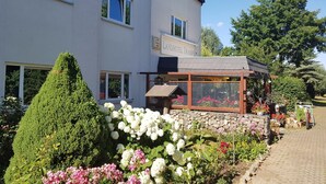 A hotel with a sign reading "Landhotel Trampferl". - Landhotel Trampe (Breydin)