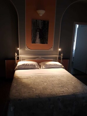 غرفة مزدوجة | خزنة داخل الغرفة وواي فاي وملاءات أسرّة