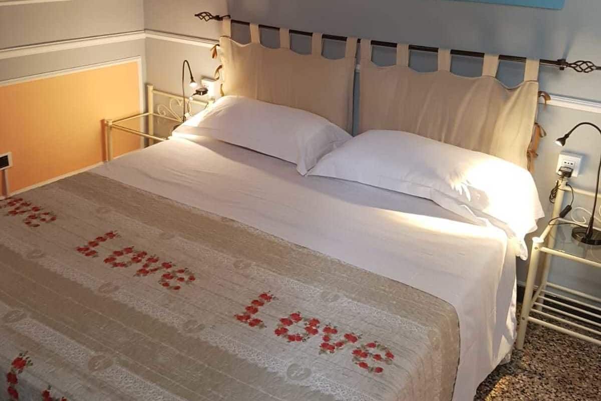 Double Room | In-room safe, WiFi, bed sheets