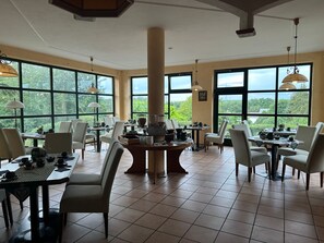Daily continental breakfast for a fee - Landhotel BurgenBlick (Erfurt)