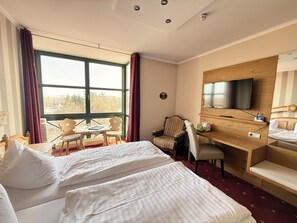 Desk, laptop workspace, blackout curtains, free WiFi - Landhotel BurgenBlick (Erfurt)