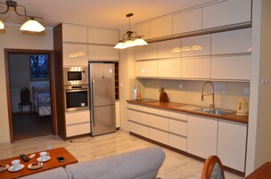 Refrigerador, microondas, horno, placa de cocina