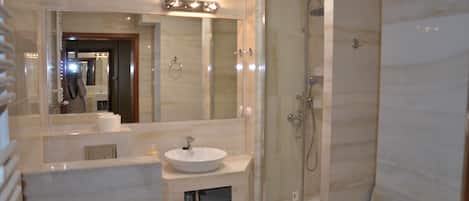 Apartamento, 1 quarto | Pia do banheiro