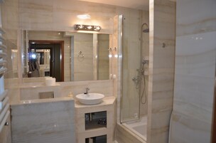 Apartamento, 1 quarto | Pia do banheiro
