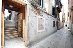 Property entrance - Venetian Apartment Accademia Dorsoduro District (Venice)