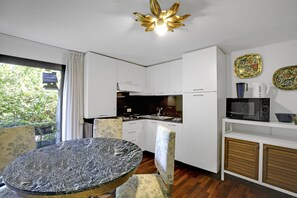 Apartment, 1 Schlafzimmer | Eigene Kochnische | Kühlschrank, Mikrowelle, Geschirrspüler, Kochgeschirr/Geschirr/Besteck
