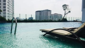 Außenpool, Sonnenschirme, Liegestühle