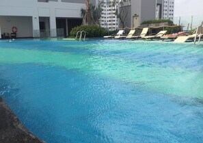 Outdoor pool, pool umbrellas, pool loungers - Andinh Apartment (Ho Chi Minh City)