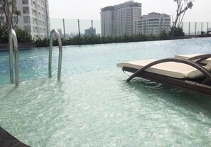 Outdoor pool, pool umbrellas, pool loungers - Andinh Apartment (Ho Chi Minh City)