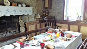 Free daily local cuisine breakfast - Oudoty (Kerlouan)
