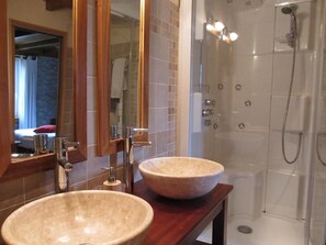Douche, douche hydromassante, sèche-cheveux, peignoirs