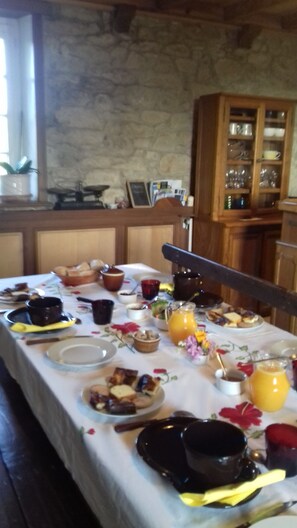 Free daily local cuisine breakfast - Oudoty (Kerlouan)