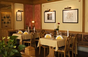 Bữa sáng buffet hàng ngày (11 EUR/mỗi người) 