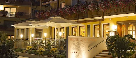 Voorkant accommodatie - avond/nacht