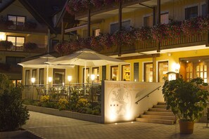 Mặt tiền nơi lưu trú - ban đêm