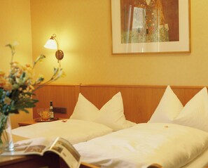 In-room safe, free WiFi - Hotel Zum Löwen GmbH (Staffelstein)