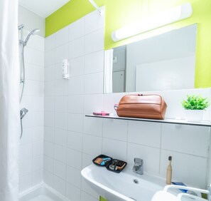 Escritorio, sistema de insonorización, wifi gratis y ropa de cama 