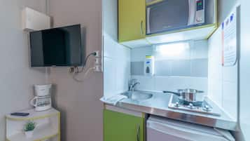 Lemari es, microwave, kompor, dan mesin pencuci piring