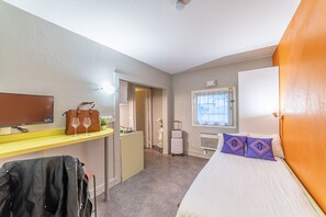 Standard Studio (twin) | Desk, soundproofing, free WiFi, bed sheets - Montempo Goussainville (Goussainville)