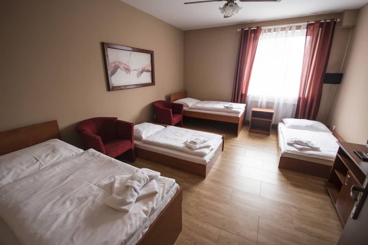 Camera quadrupla, letti multipli | Minibar, una scrivania, Wi-Fi gratuito, lenzuola