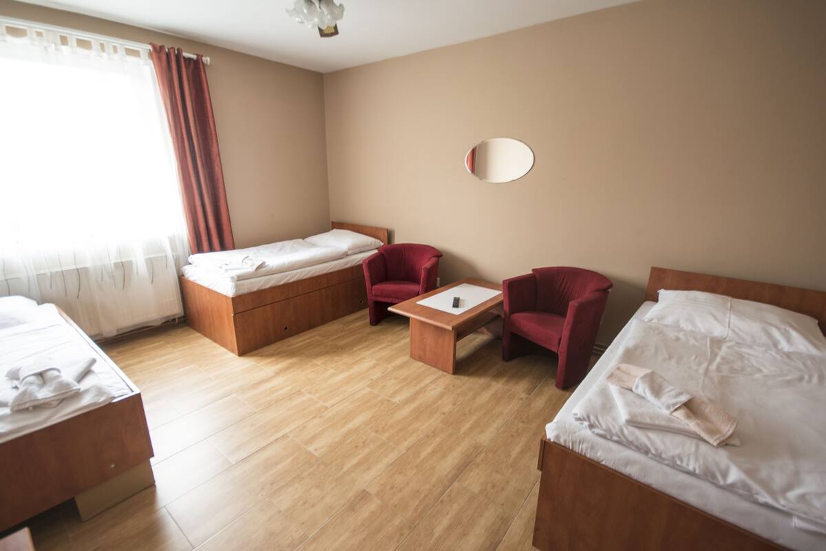 Triple Room, 3 Twin Beds | Minibar, desk, WiFi (free), bed sheets