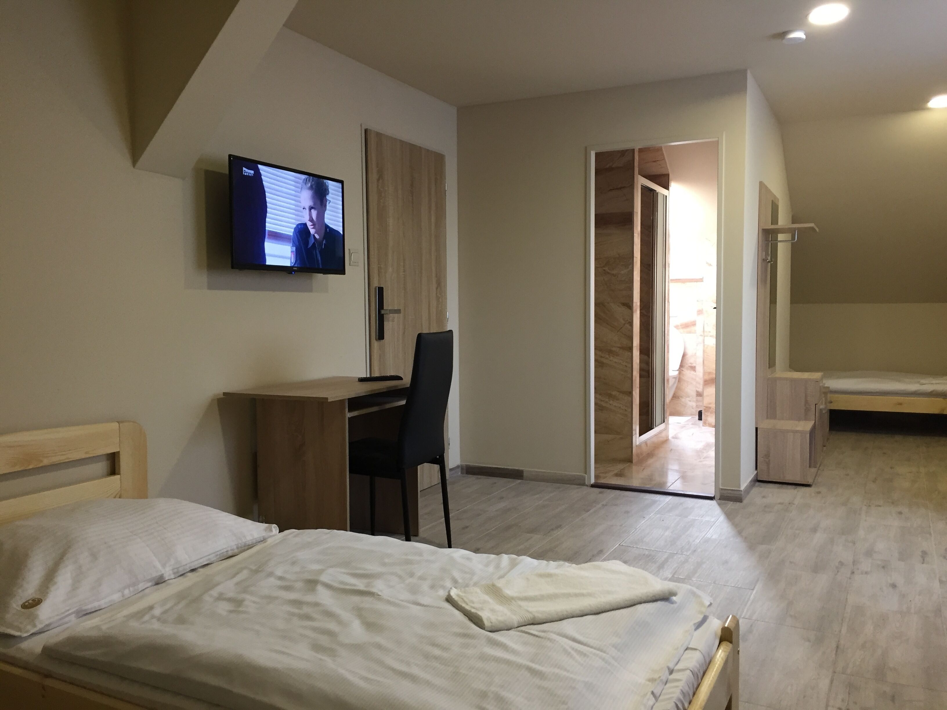 ميني بار ومكتب وواي فاي مجانًا وملاءات أسرّة