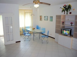 Flat-screen TV, fireplace