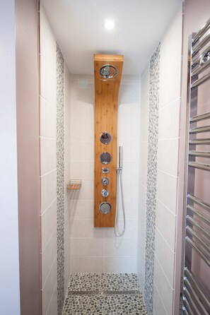 Suite romántica, bañera de hidromasaje | Baño | Ducha y cabezal de ducha con hidromasaje